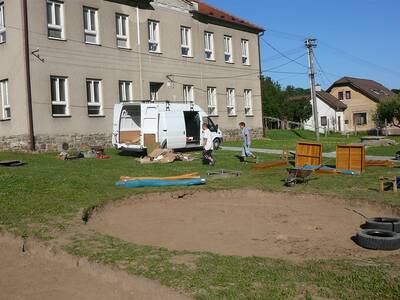 dtsk-hit-u-budovy-koly-v-ron-p-78