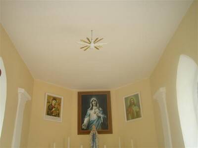 na-strop-kaple-je-opt-symbol-ducha-svatho---holubice